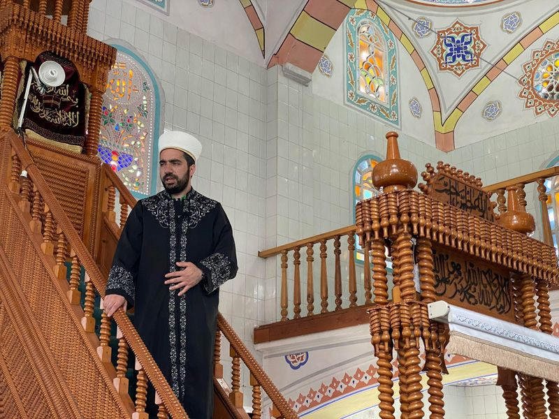 Gaziosmanpaşa'da gençler bu imama bayıldı okuldan çıkan soluğu camide alıyor - Resim: 3