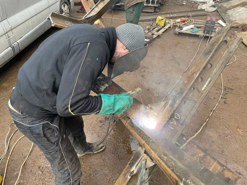 Ukraynalı siviller barikat için 'kirpi' yaptı aralarında fotoğrafçı, heykeltıraş, mühendis, aşçı var - Resim: 3