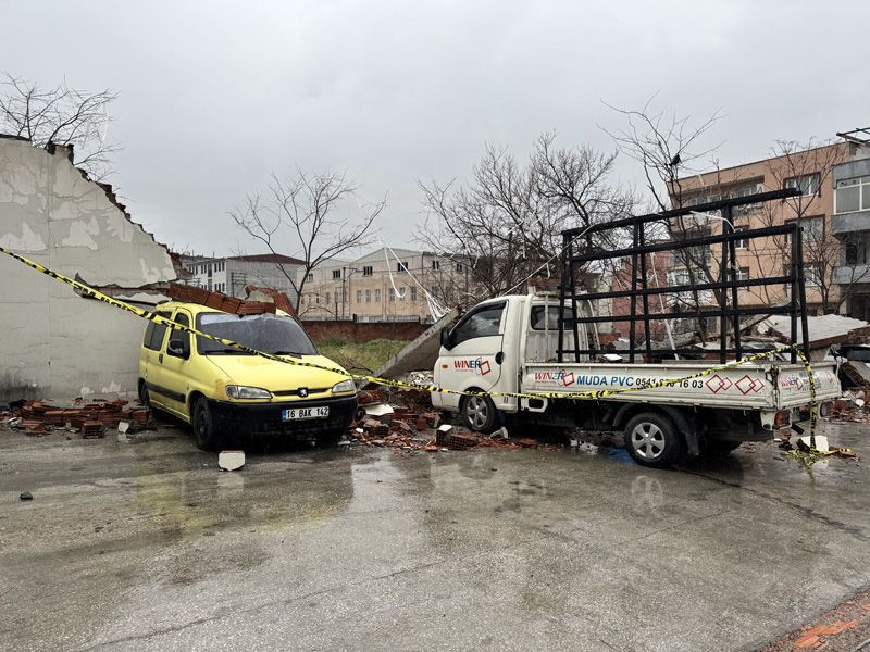 Bursa'da deprem oldu sandılar boydan boya devrildi ortalık savaş alanına döndü - Resim: 1