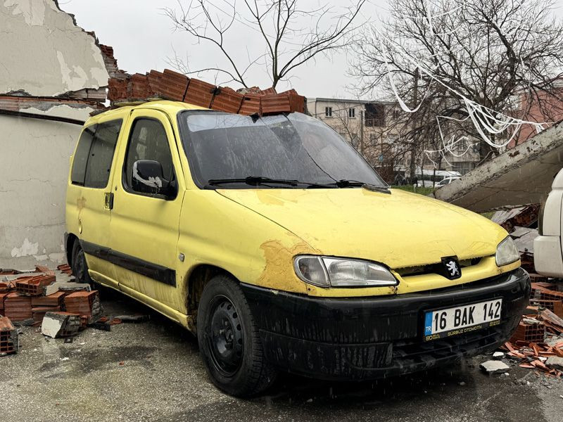 Bursa'da deprem oldu sandılar boydan boya devrildi ortalık savaş alanına döndü - Resim: 2