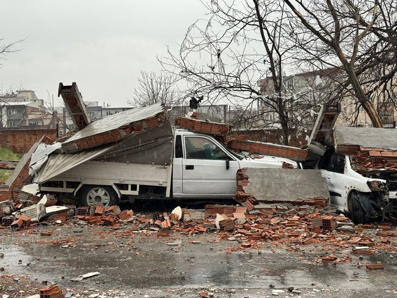 Bursa'da deprem oldu sandılar boydan boya devrildi ortalık savaş alanına döndü - Resim: 3