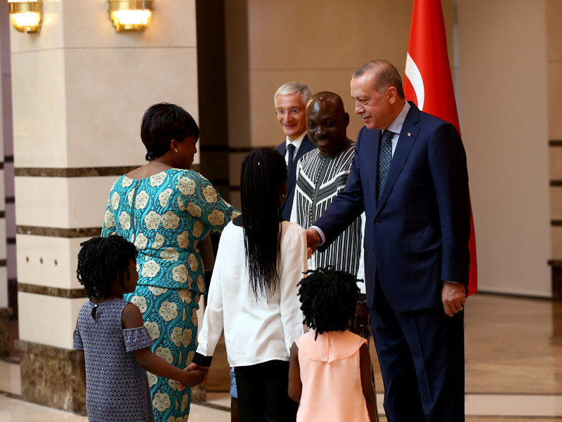 Erdoğan Burkina Faso Büyükelçisi'nin kızını kucağına alıp sevdi renkli kareler - Resim: 1