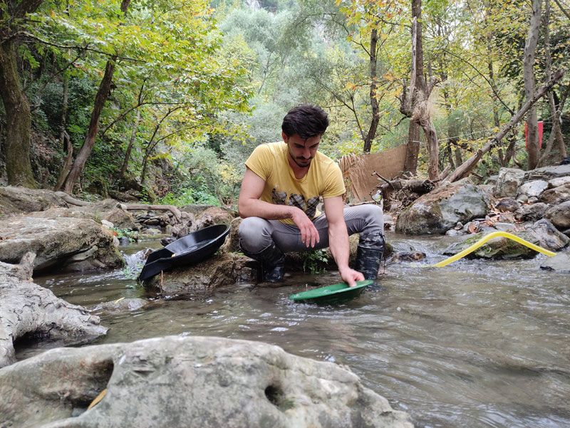 Bursa derelerinden altın çıkarıyor 6 yılda yarım kilo altın topladı - Resim: 1
