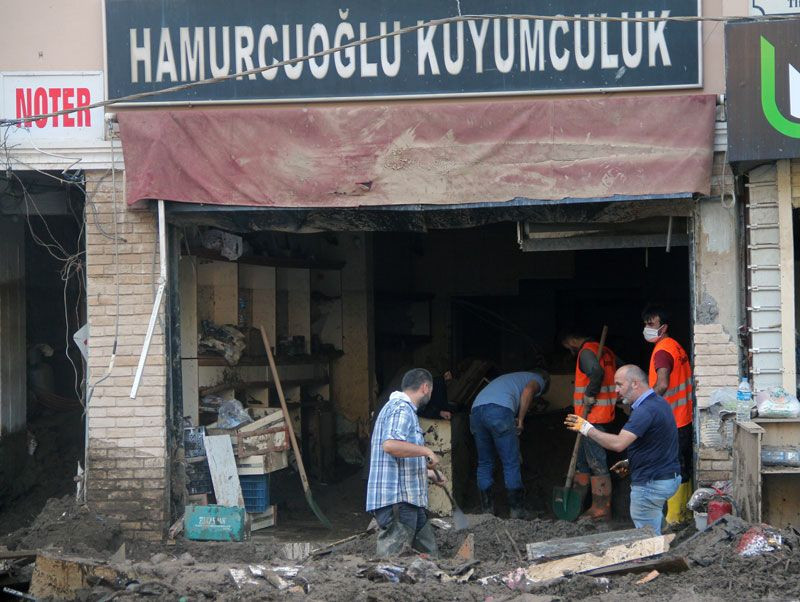 Giresun'da 'ne bulursak kardır' deyip çamurdan altın topladılar - Resim: 1