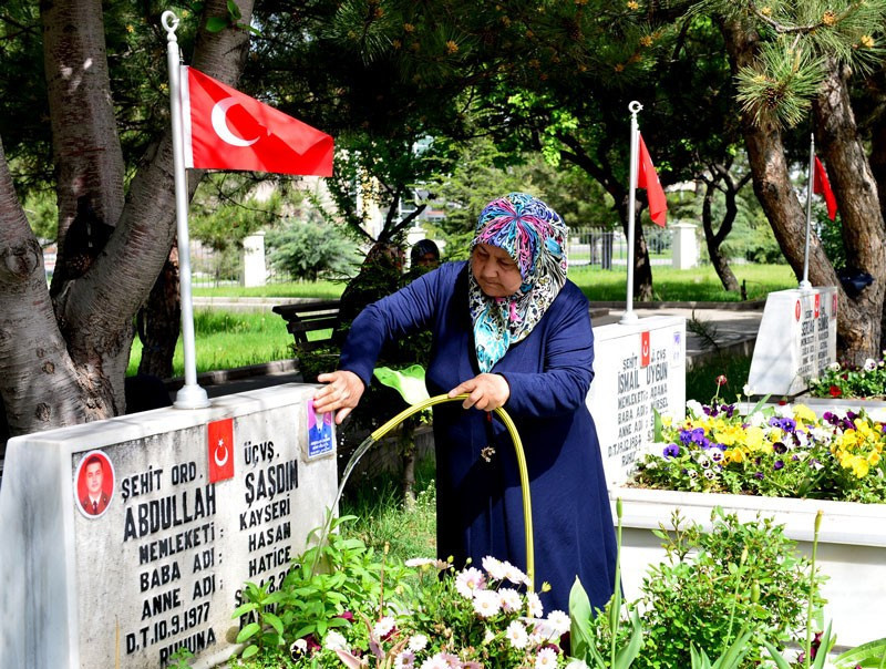 Anneler Günü birde şehitlikte kutlandı yürekler dağlandı! - Resim: 2