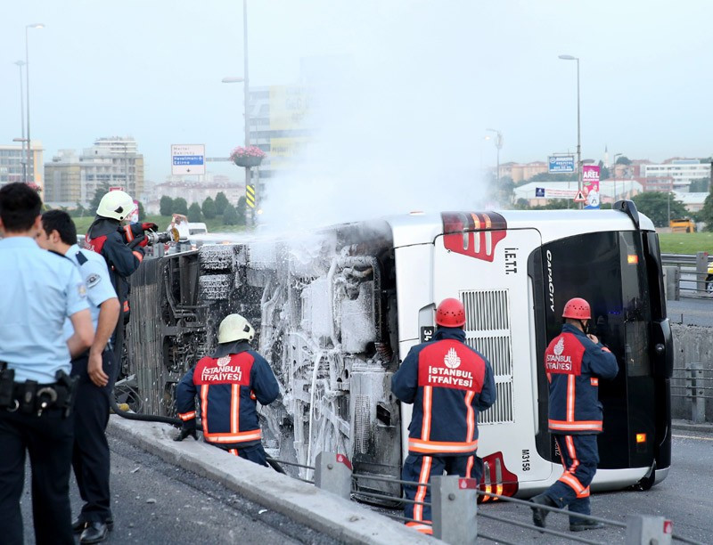 Cevizlibağ'da metrobüs devrildi yaralılar var - Resim: 2