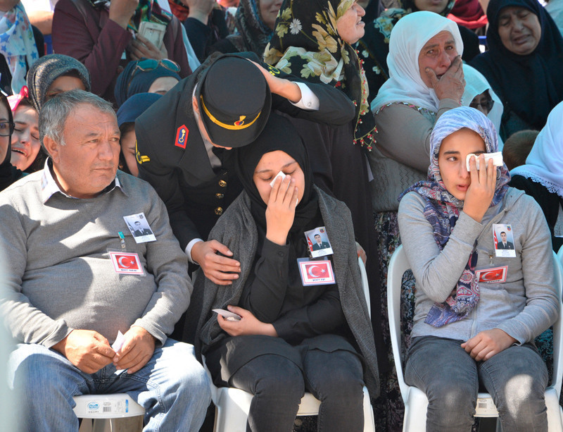 Batman şehitleri uğurlandı Şehidin nişanlısı askeri üniformasını giydi - Resim: 2