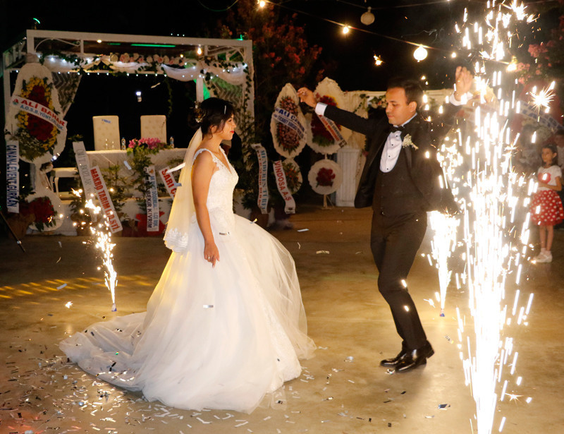 Çinli gelin davul çaldı harmandalı oynadı - Resim: 3