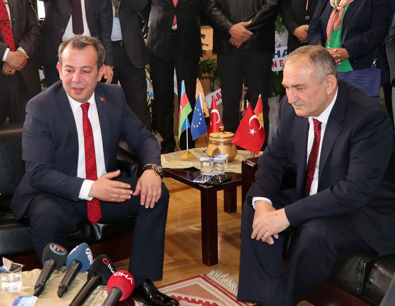 CHP Bolu Belediye Başkanı Tanju Özcan Kuran'ı öperek göreve başladı - Resim: 3