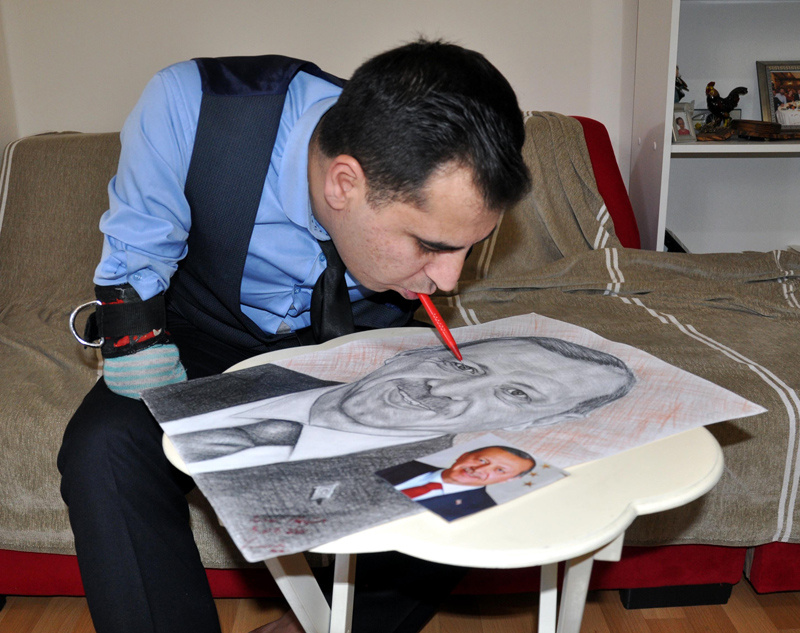Kolları olmayan ressam ağzıyla Cumhurbaşkanlarının portresini çizdi - Resim: 2