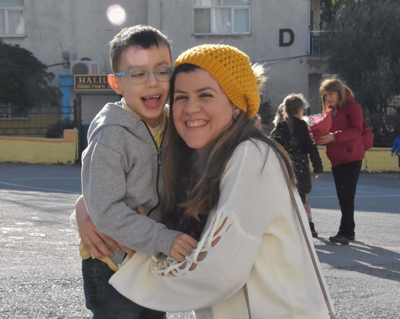 Oğlu için bütün gün okulda kalıyor teneffüslerde bile birlikteler - Resim: 3