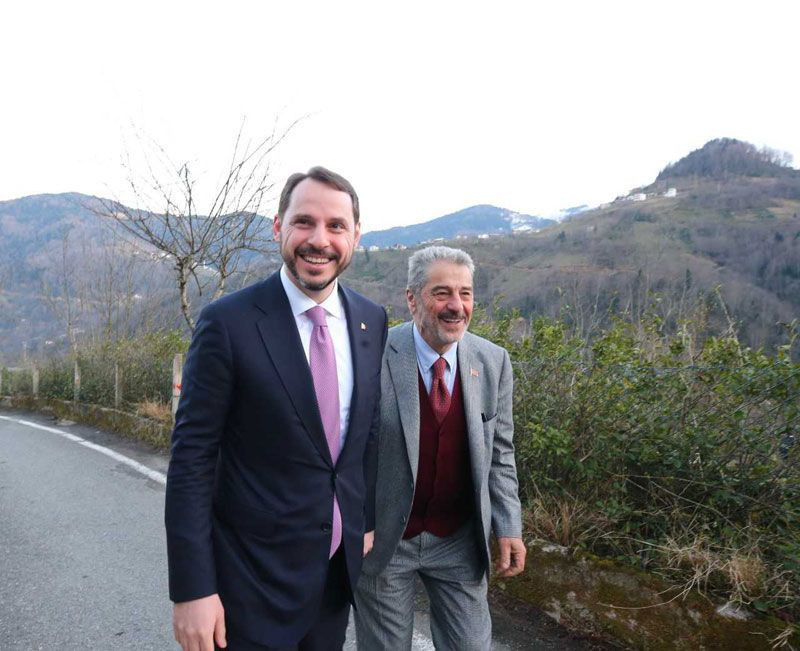 Berat Albayrak babası Sadık Albayrak'ın koluna girip mezarlığa gitti - Resim: 4