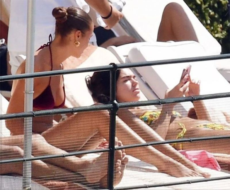 Dua Lipa kız arkadaşıyla havuz başında öyle bir yakalandı ki! - Resim: 2