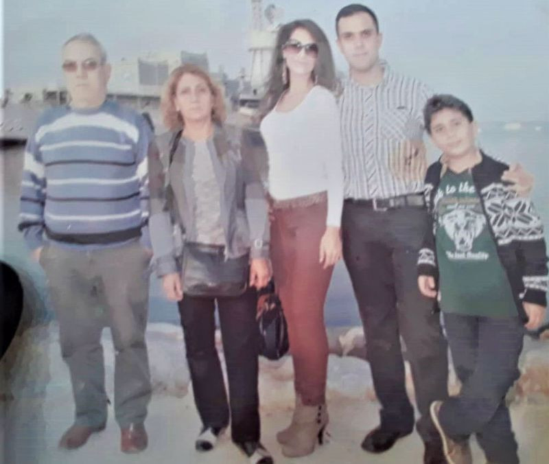 İzmir'de enkazdan aile dramı çıktı torununun elini 14 saat bırakmadı! - Resim: 1