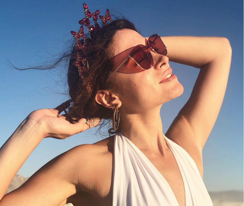 Belçim Bilgin uyanır uyanmaz geceliğiyle poz verdi geçmiş olsun mesajları yağdı - Resim: 1