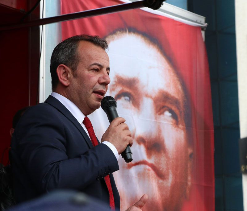 CHP Bolu Belediye Başkanı Tanju Özcan Kuran'ı öperek göreve başladı - Resim: 4