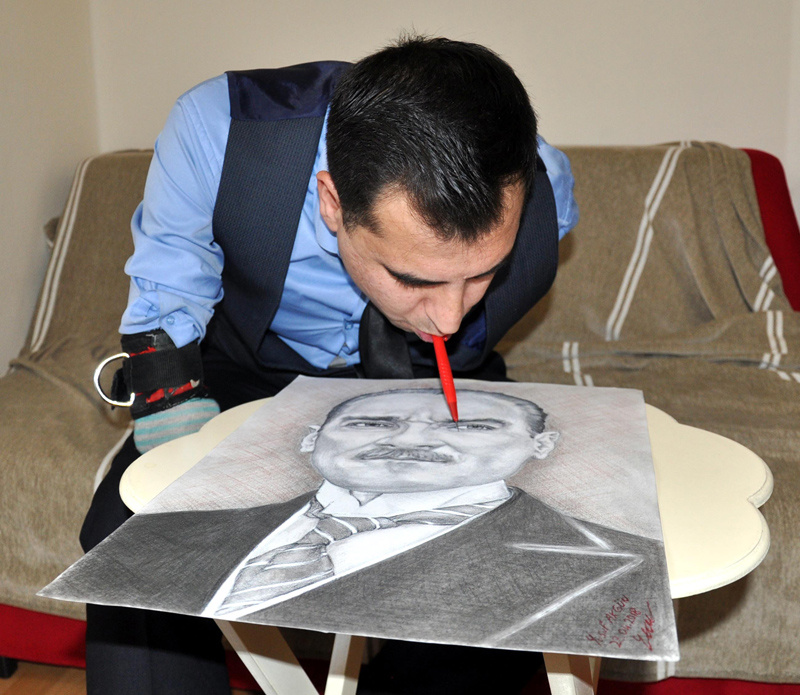 Kolları olmayan ressam ağzıyla Cumhurbaşkanlarının portresini çizdi - Resim: 4