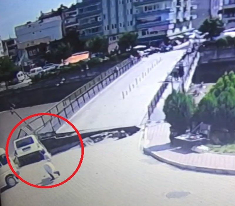 Samsun Terme'de yol çöktü araç içine düştü korkutan görüntü - Resim: 2