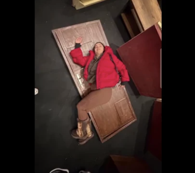 Oyuncu Aslı Bekiroğlu sahnede kaza geçirdi! - Resim: 1