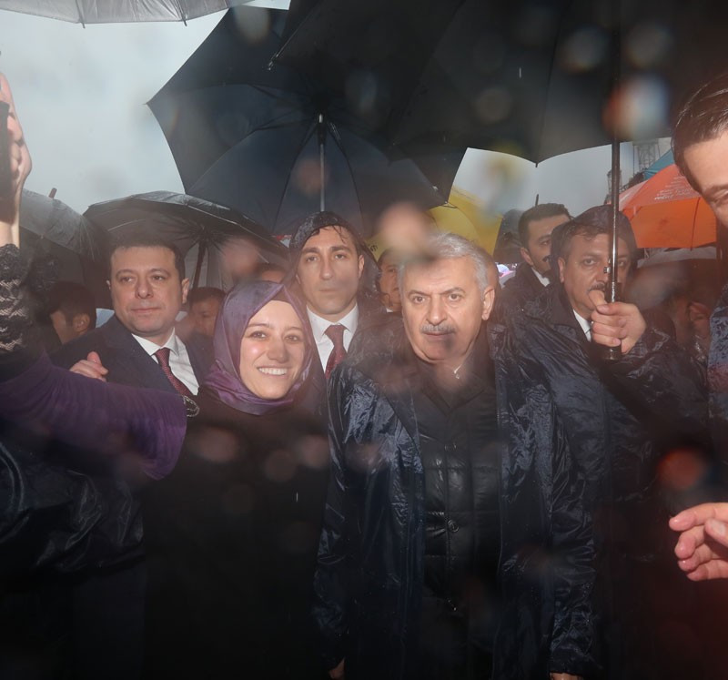 Binali Yıldırım'a İzmir'de yağmura rağmen yoğun karşılama - Resim: 1