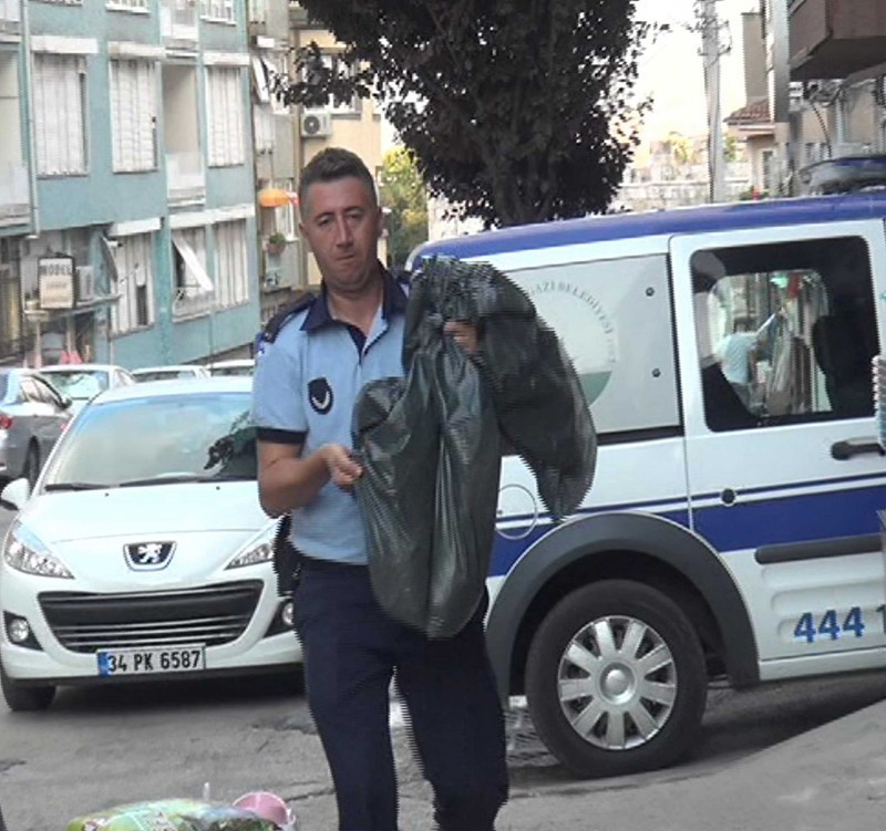 Kötü kokular gelen evden 22 kilo para çıktı - Resim: 4