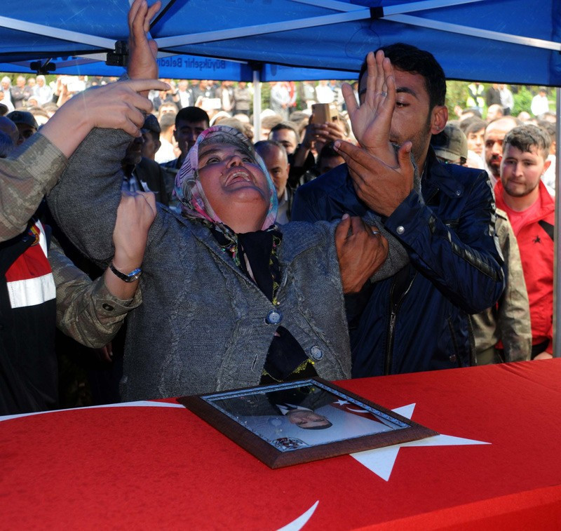 Şehit askerin tabutuna mermi bırakıldı - Resim: 4