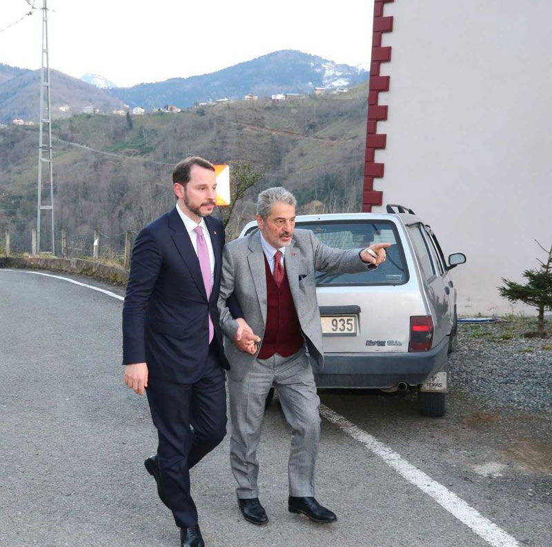 Berat Albayrak babası Sadık Albayrak'ın koluna girip mezarlığa gitti - Resim: 1