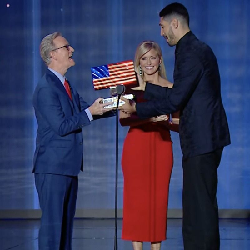 FOX Tv, FETÖ'cü Enes Kanter'e 'En Değerli Vatansever' ödülü verdi - Resim: 1