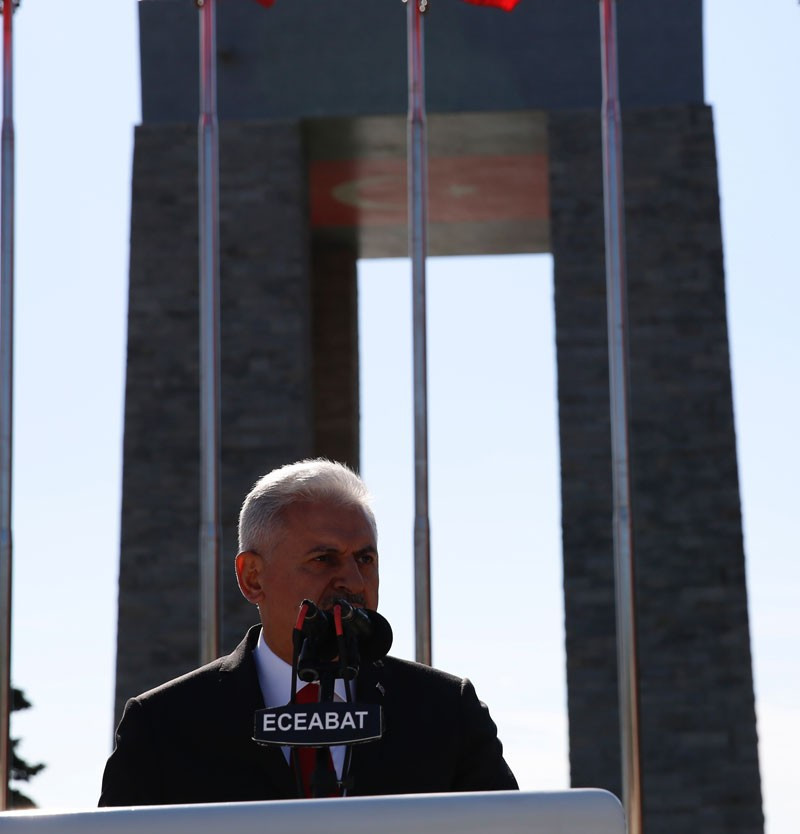 Binali Yıldırım Şehitler Abidesi’nde düzenlenen törende - Resim: 1