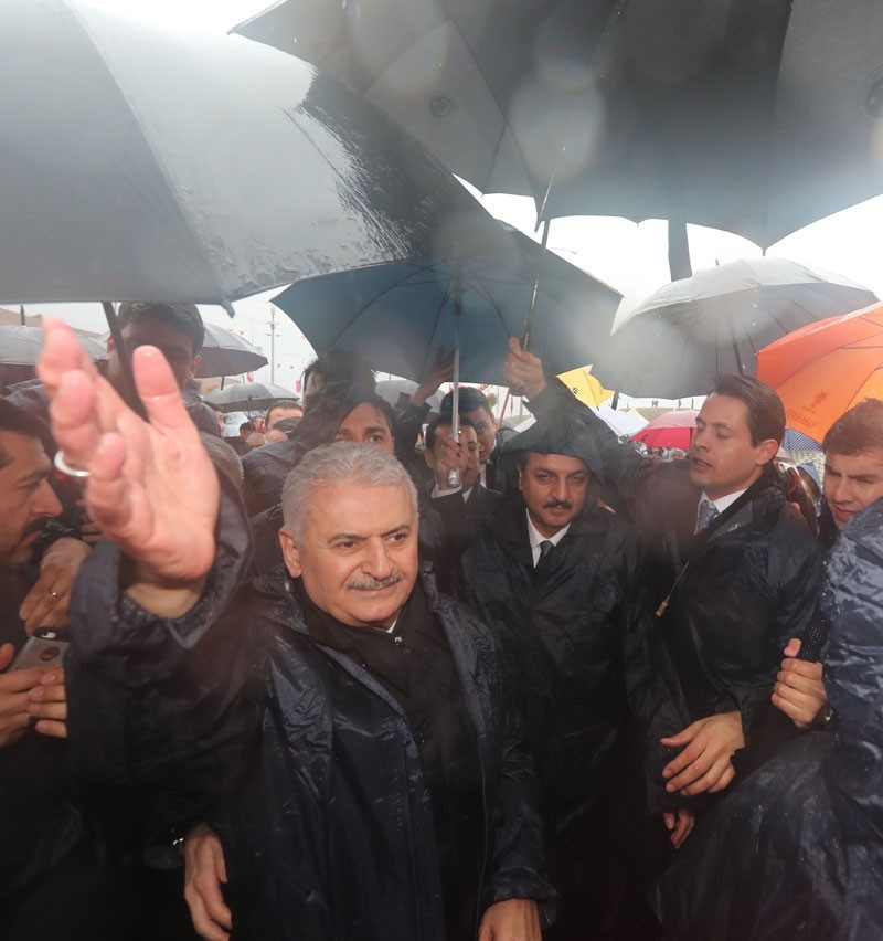Binali Yıldırım'a İzmir'de yağmura rağmen yoğun karşılama - Resim: 2