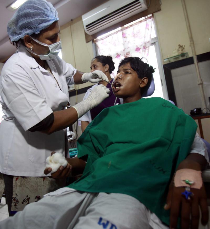 Çenesinden tam 232 diş çekildi - Resim: 1