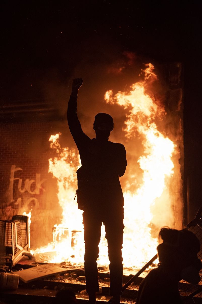 ABD'de George Floyd isyanı büyüyor! Göstericiler polis merkezini ateşe verdi - Resim: 3