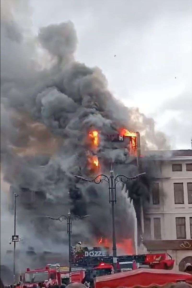 Fatih'te yangın paniği! Bir restoranda başladı yandaki binalara sıçradı - Resim: 2