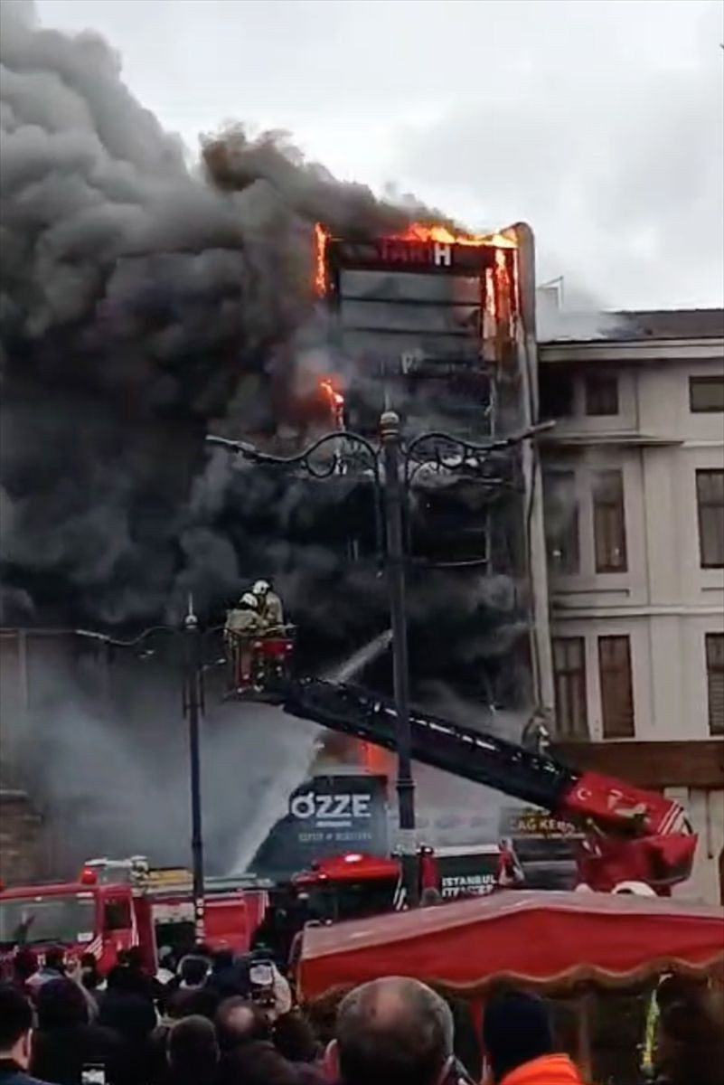Fatih'te yangın paniği! Bir restoranda başladı yandaki binalara sıçradı - Resim: 3