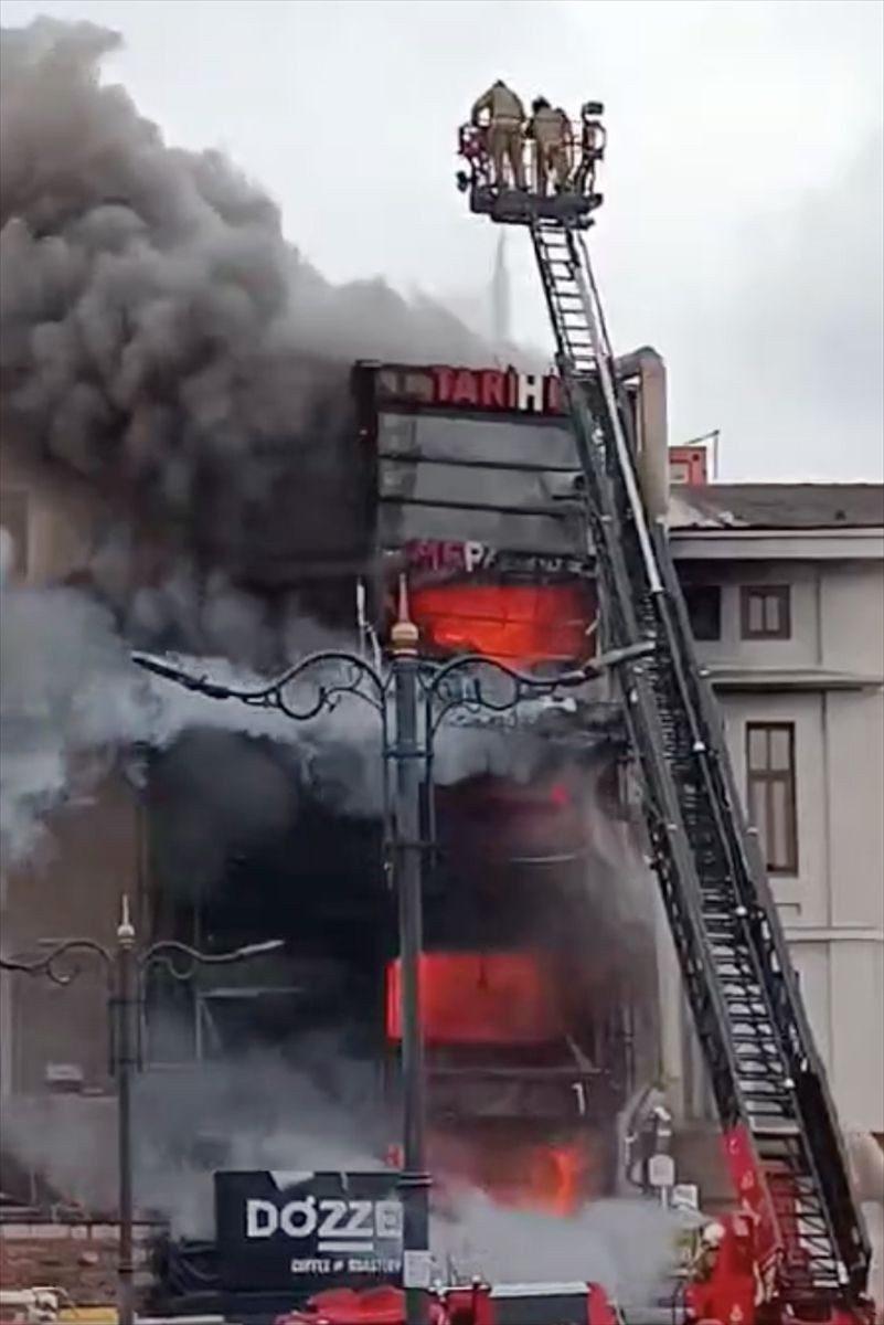 Fatih'te yangın paniği! Bir restoranda başladı yandaki binalara sıçradı - Resim: 4