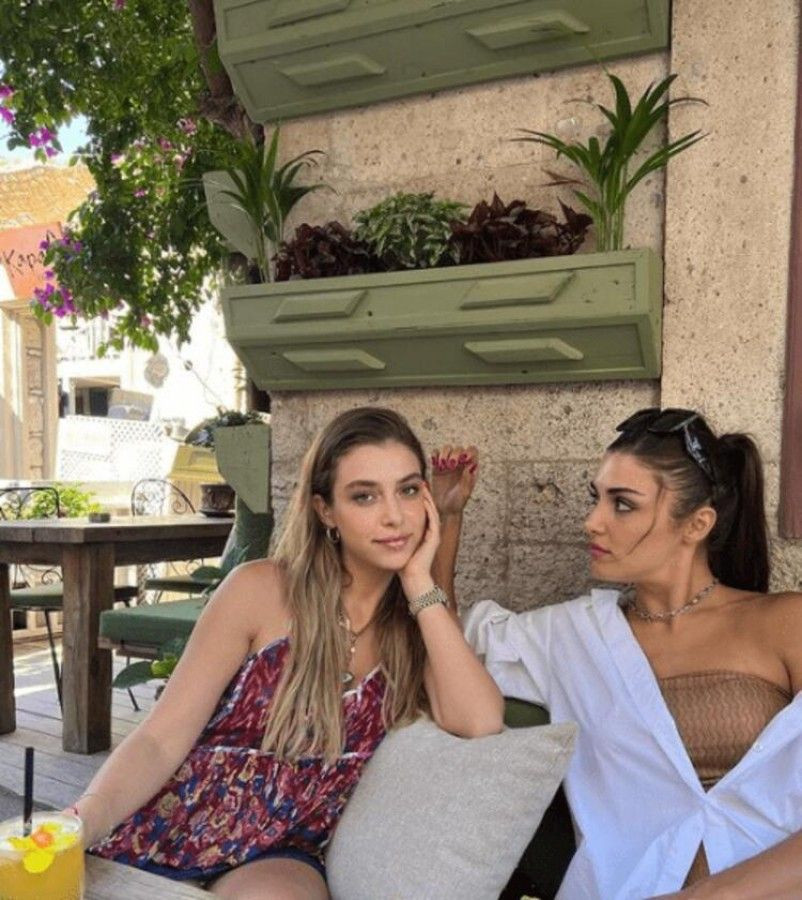 Hande Erçel annesinin gençlik fotoğrafını paylaştı görenler 'Aynı Gamze Erçel' dedi! - Resim: 3