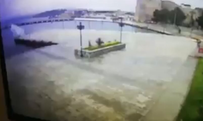 Sinop'ta aracını denize sürerek intihara kalkıştı  o anlar kamerada - Resim: 3