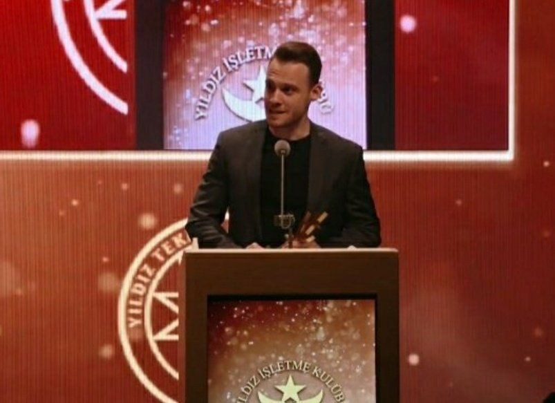 Kerem Bürsin'e ödül töreninde söylenen sözler çileden çıkardı Twitter'da tepki yağdı - Resim: 3