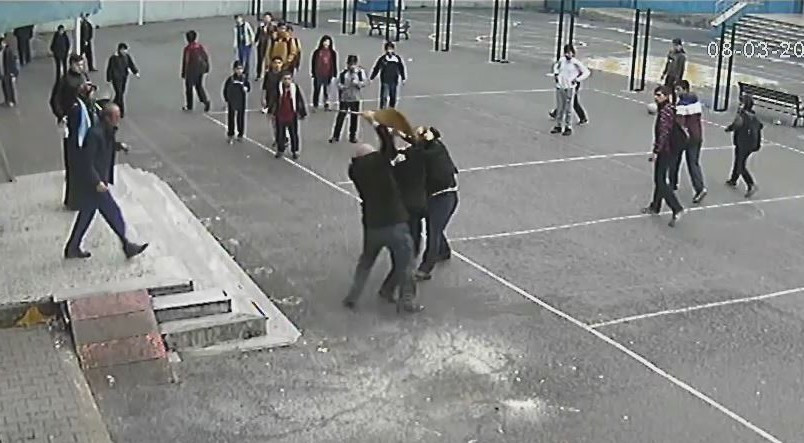 Öğrenci velisi öğretmene böyle saldırıdı! Şok görüntüler... - Resim: 4