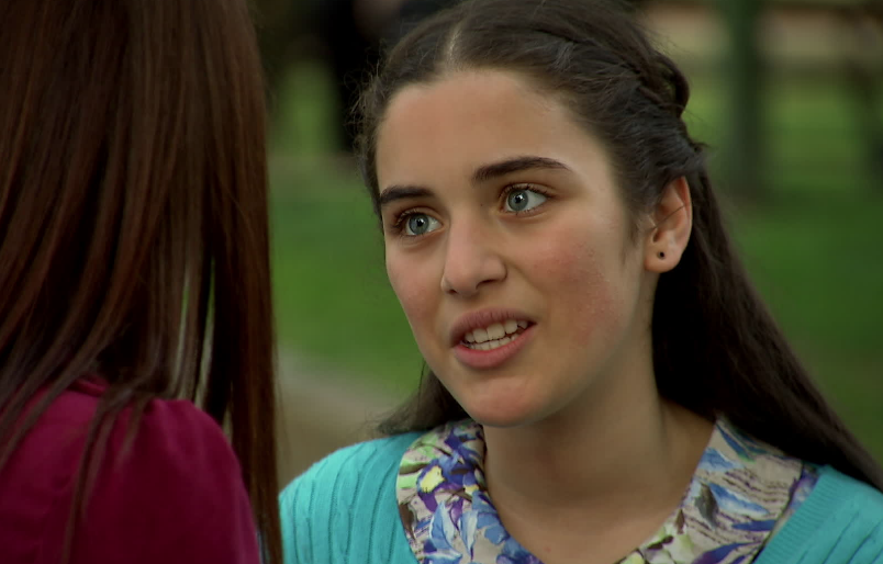 Küçük Gelin dizisinin yıldızı Çağla Şimşek büyüdü! Son haliyle tanımak adeta imkansız - Resim: 1