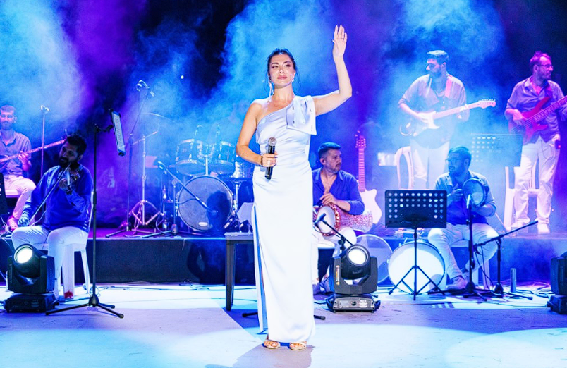 Ebru Yaşar'a Ayvalık konserinde hayranlarından yoğun ilgi - Resim: 3
