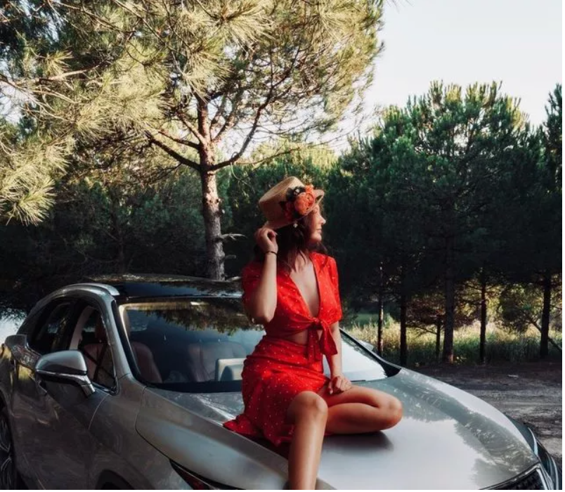 Burcu Özberk arabaya uzanıp poz verdi göğüs dekoltesi dikkat çeki - Resim: 3