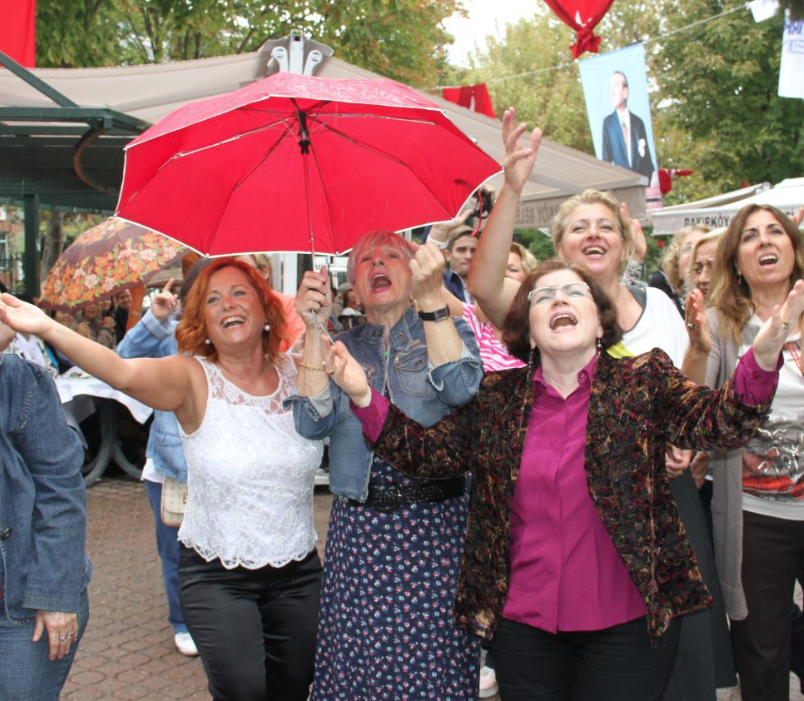 Bakırköylüler Yaşlılar Günü'nde yağmur altında dans etti - Resim: 1