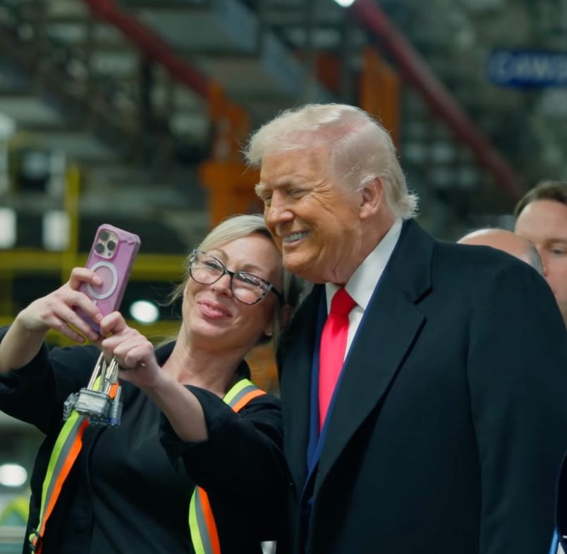 O artık bir milyoner! Trump'ın küfür edip 'orta parmak' gösterdiği işçi zengin oldu - Resim: 1