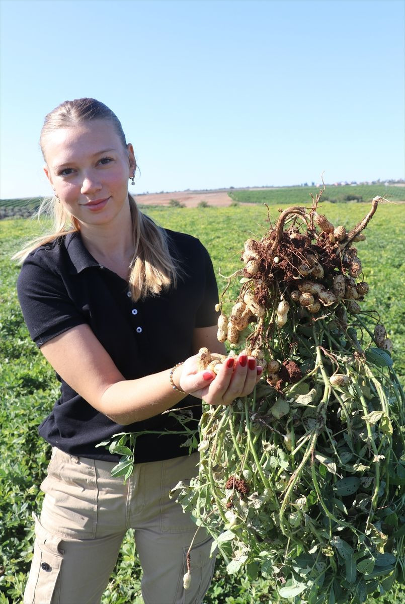 Nihan'ın çiftliği!.. 24 yaşındaki Nihan Işık 3 bin 200 dönüm arazide çiftçilik yapıyor - Resim: 1