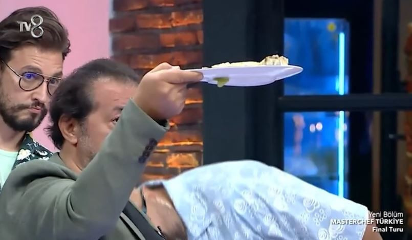 Tv8 MasterChef'te Mehmet Şef'ten yarışmacı Fikret'e tepki: Bu et çiğ, yürüyor! - Resim: 3