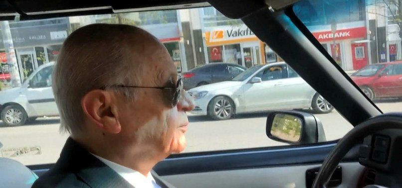 Devlet Bahçeli Mustang otomobilini Baki Ersoy'a hediye etti - Resim: 1