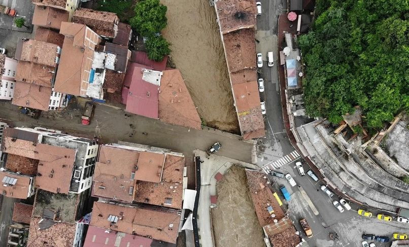 Karabük'teki sel felaketinden korkunç görüntüler! Bina böyle yıkıldı... - Resim: 4