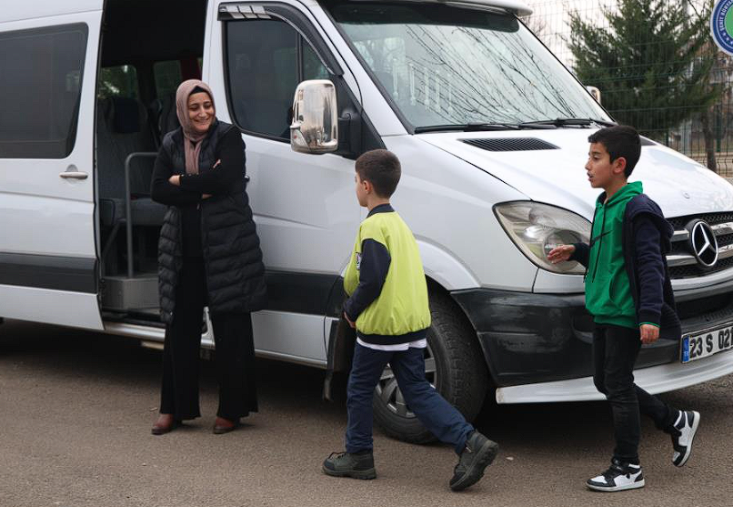 Şoför bulamayınca direksiyona kendisi geçti, erkeklere taş çıkartıyor - Resim: 1