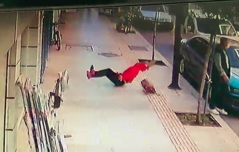 Abisi eve kilitledi o da kendini balkondan aşağı attı! Kaldırımdaki adam ölümden saniyelerle kurtuldu - Resim: 2